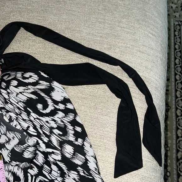 Cute Blouse. Tie around Neck - Picture 8 of 8